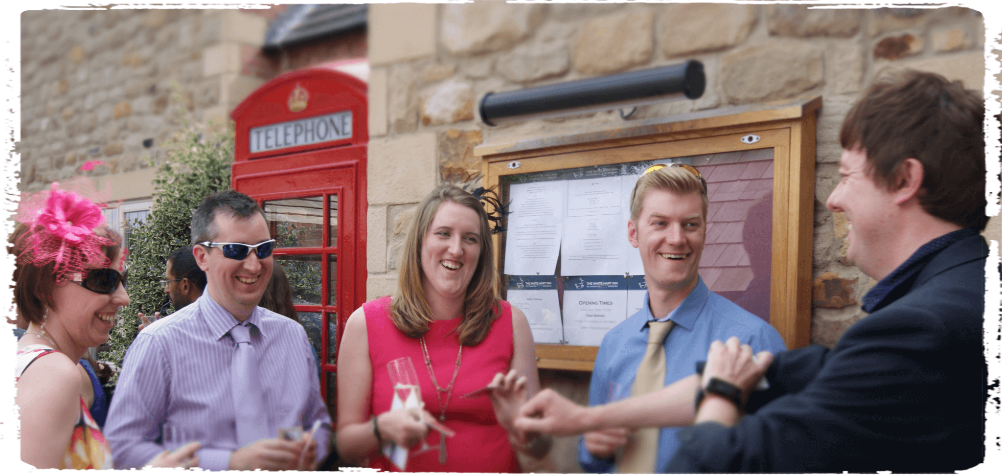 John-Parkin-Wedding-Magician-Entertains-During-Drinks-Reception